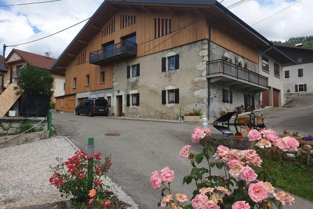 Villard au cœur de la vallée verte entre lac et montagne Exterior foto