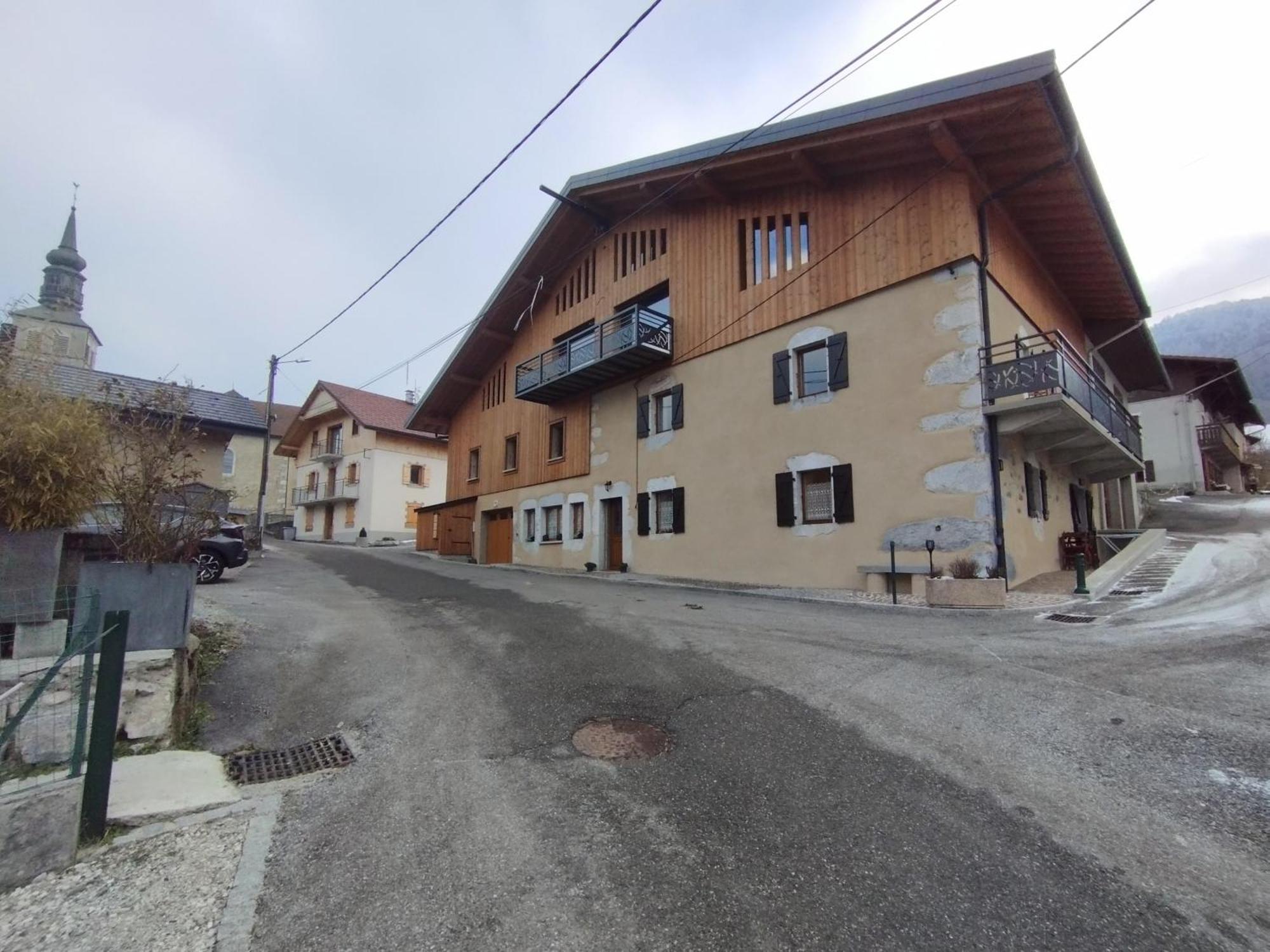 Villard au cœur de la vallée verte entre lac et montagne Exterior foto